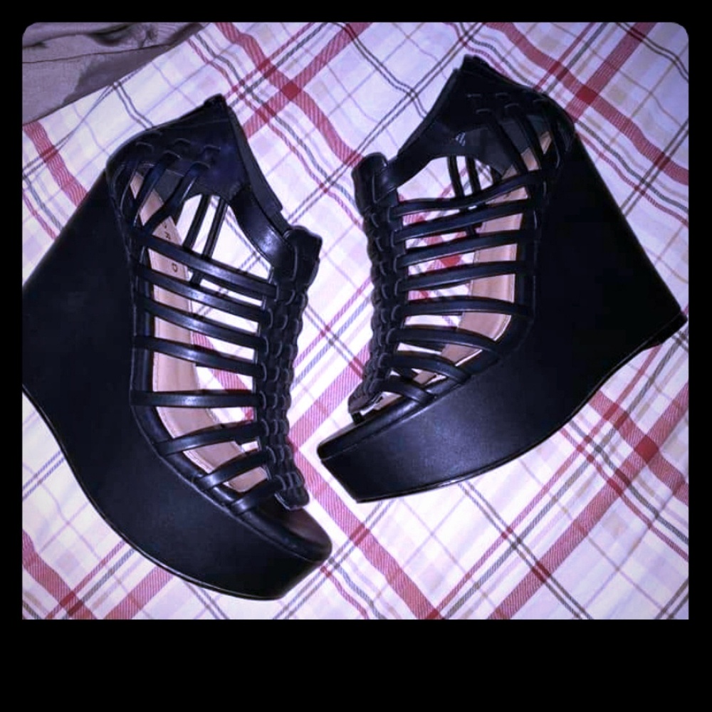 Torrid sz 9w wedges new